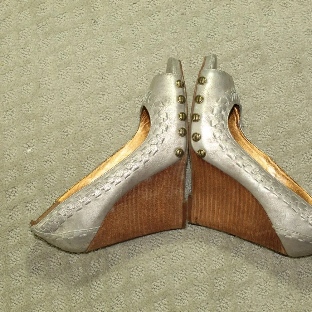 Zodiac USA Women's 8 Silver Leather Riveted Stacked Wedge 4.5